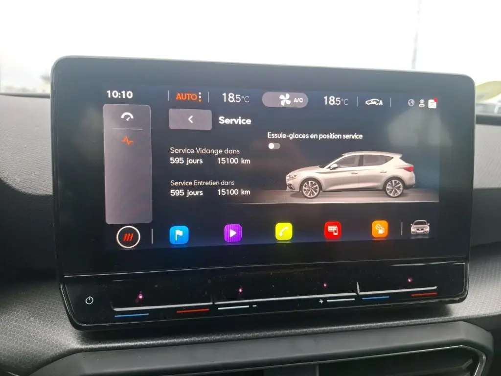Écran tactile intérieur montrant l'interface de service avec une illustration latérale grise de la SEAT Leon 2.0 TDI 115 STYLE 2021.