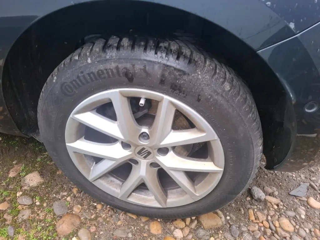 Gros plan sur la roue avant gauche grise d'une SEAT LEON 2.0 TDI 115 STYLE avec jante alliage et pneu Continental.