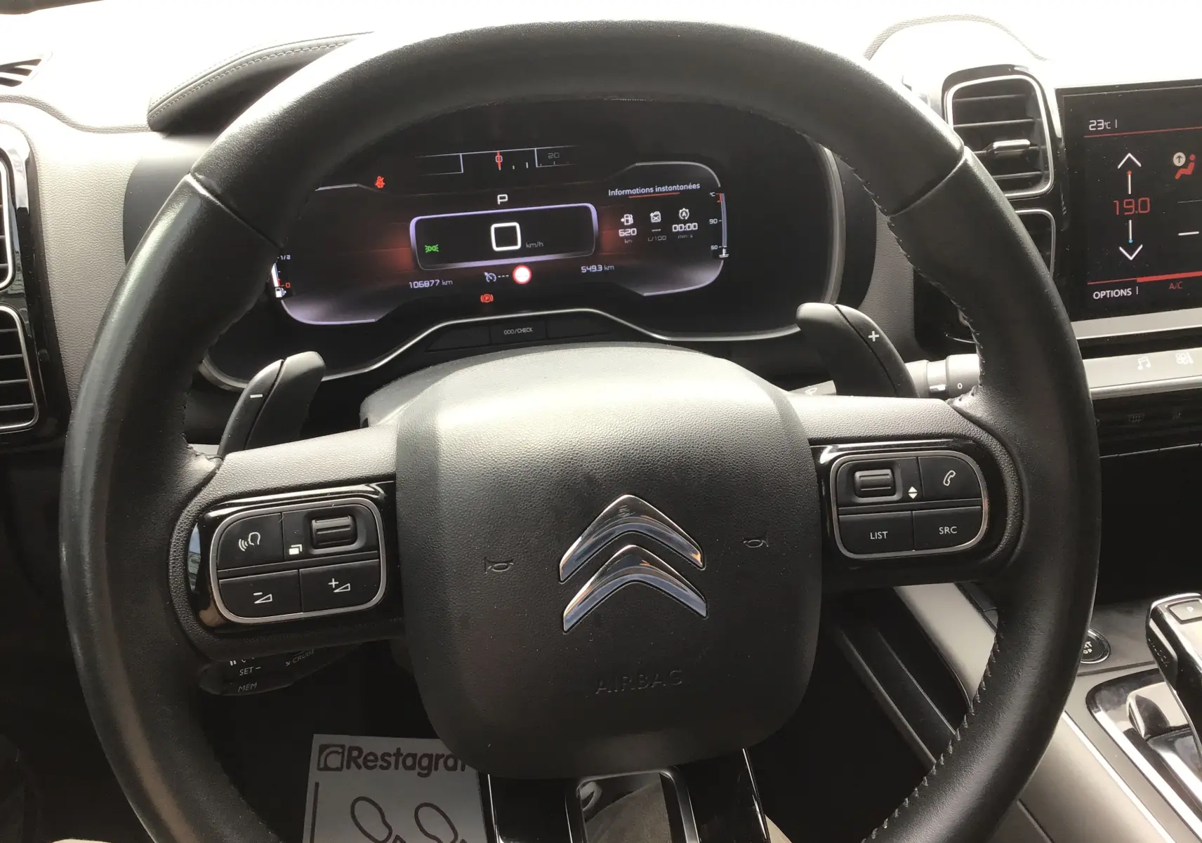 Vue rapprochée du volant noir du Citroën C5 Aircross 2020 avec tableau de bord numérique et commandes intégrées.