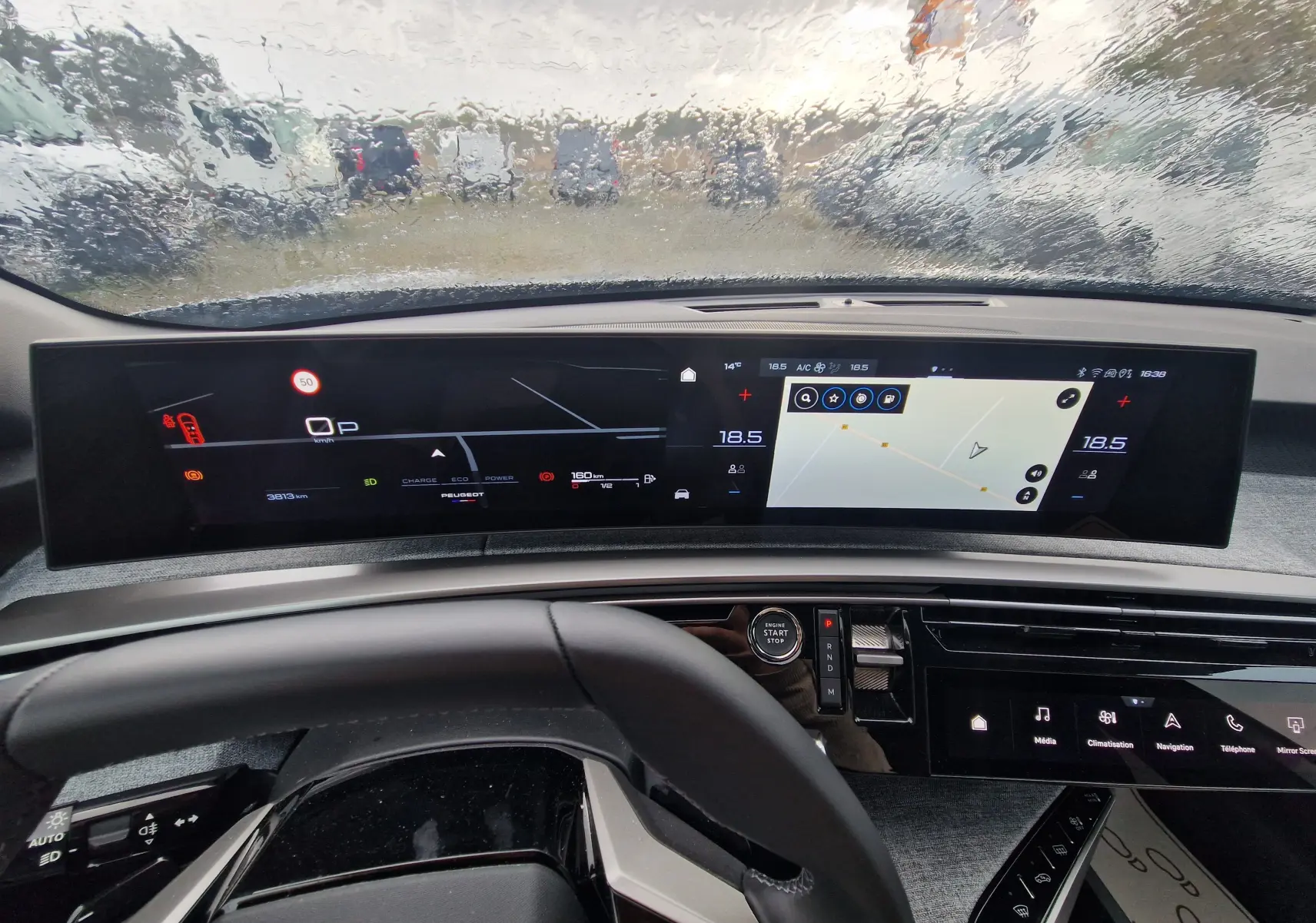Vue intérieure du tableau de bord du Peugeot 3008 2025, écran panoramique 21 pouces avec affichage numérique et navigation.