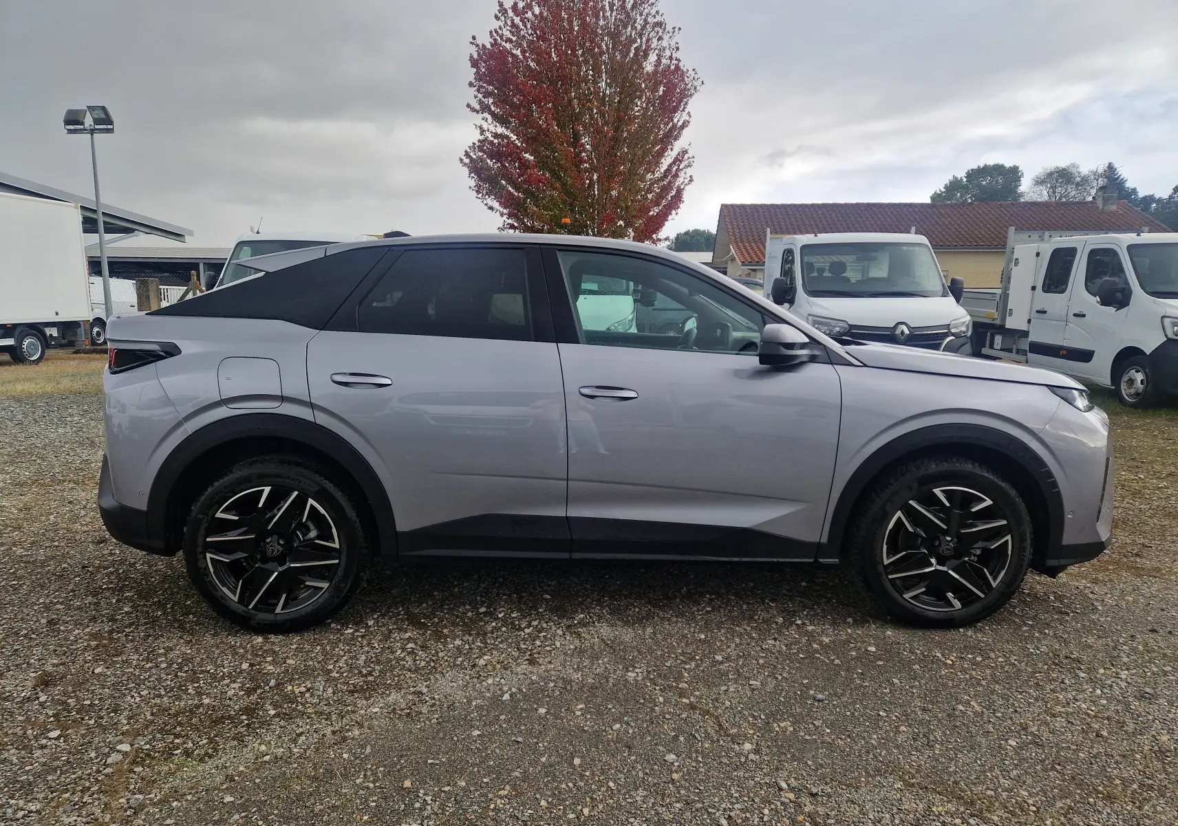 Peugeot 3008 gris Artense vue de profil côté gauche, avec jantes noires et toit noir contrastant.