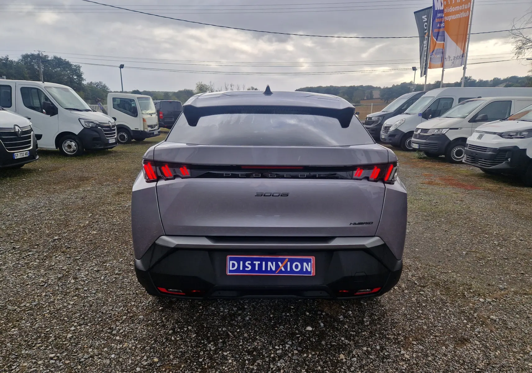 Vue arrière d’un Peugeot 3008 gris Artense 2025 avec feux LED distinctifs et logo Peugeot lumineux.