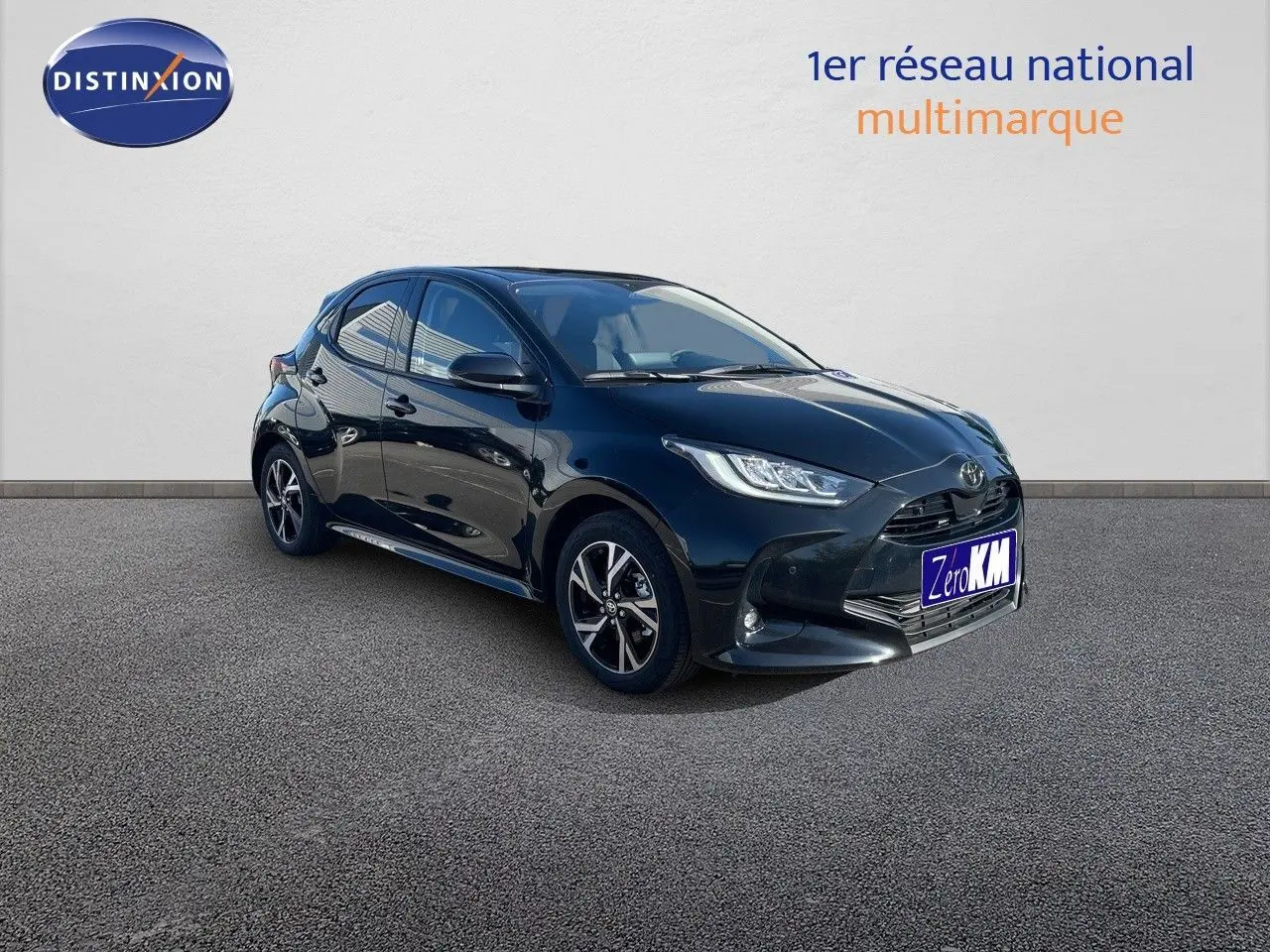 Toyota Yaris Hybrid 116ch noir métal vue 3/4 avant droit sur fond neutre avec jantes bi-ton distinctives.