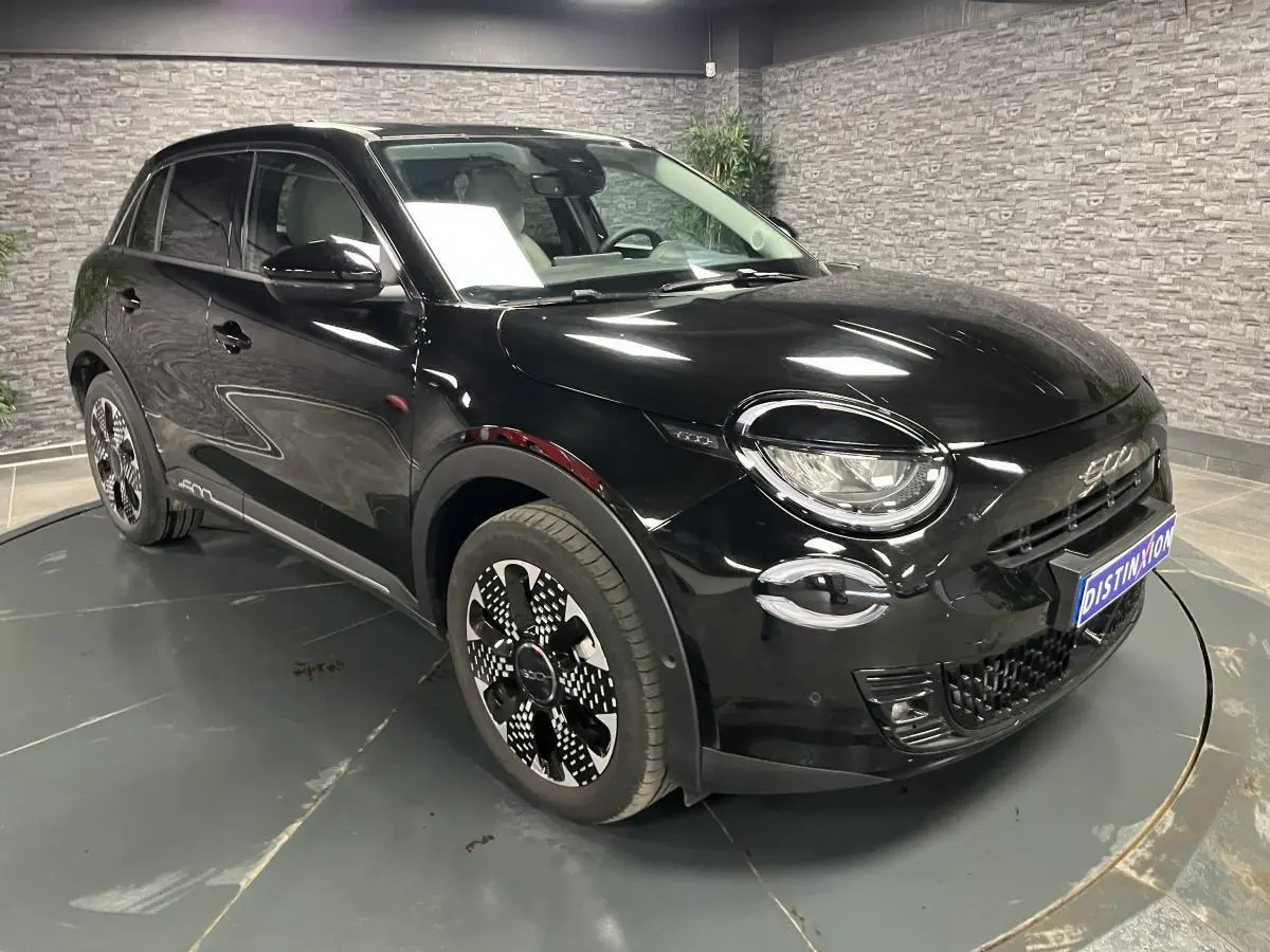 Fiat 600 1.2 Hybrid noir vue 3/4 avant droit avec jantes alliage diamantées et phares LED Infinity.