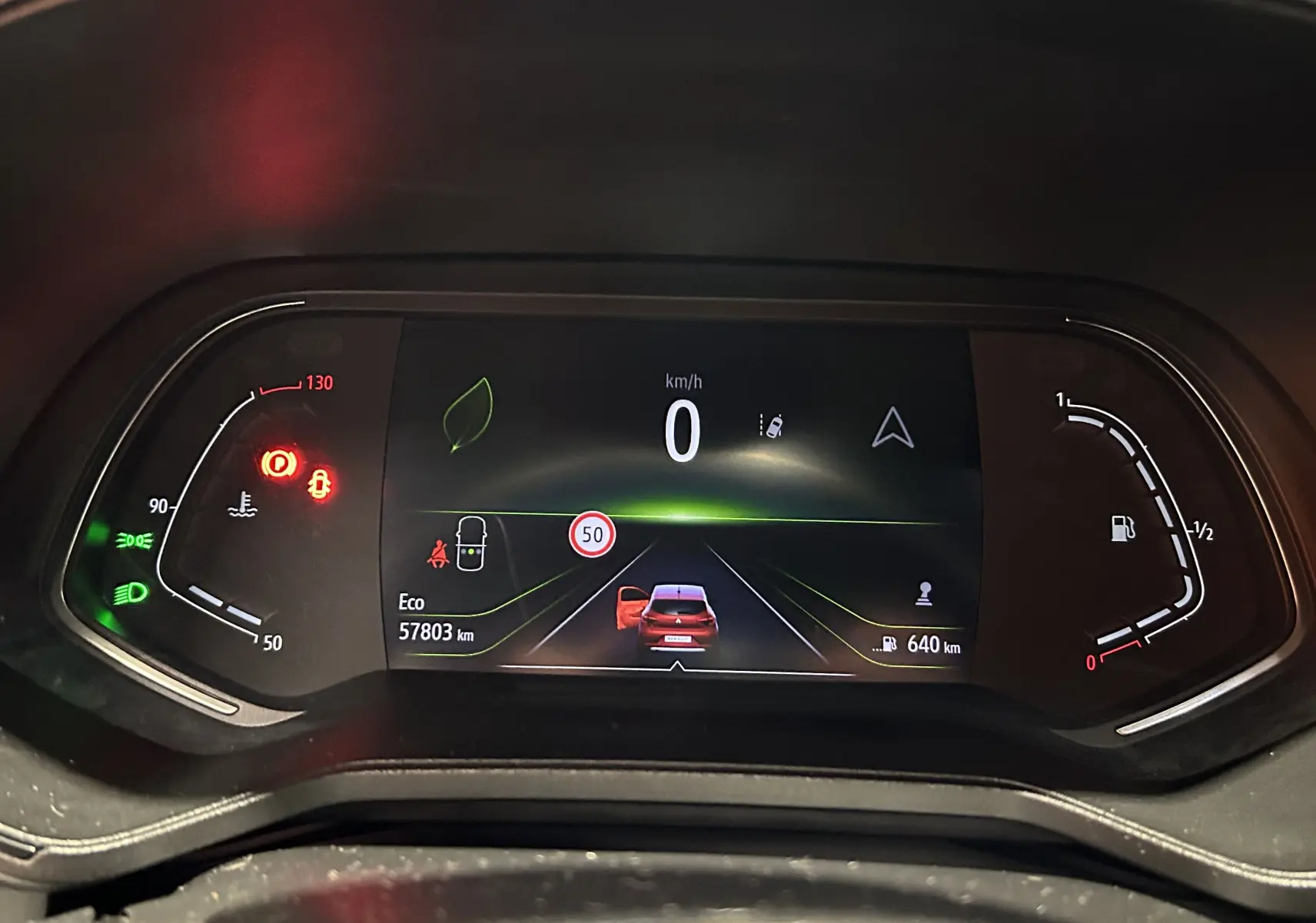 Tableau de bord numérique de Renault Clio V TCe 90 rouge, affichant vitesse zéro et porte gauche ouverte.