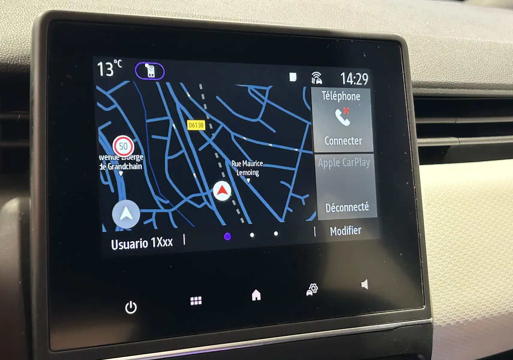 Écran tactile du système de navigation et multimédia de la Renault Clio V TCe 90 TECHNO affichant une carte et options connectivité.