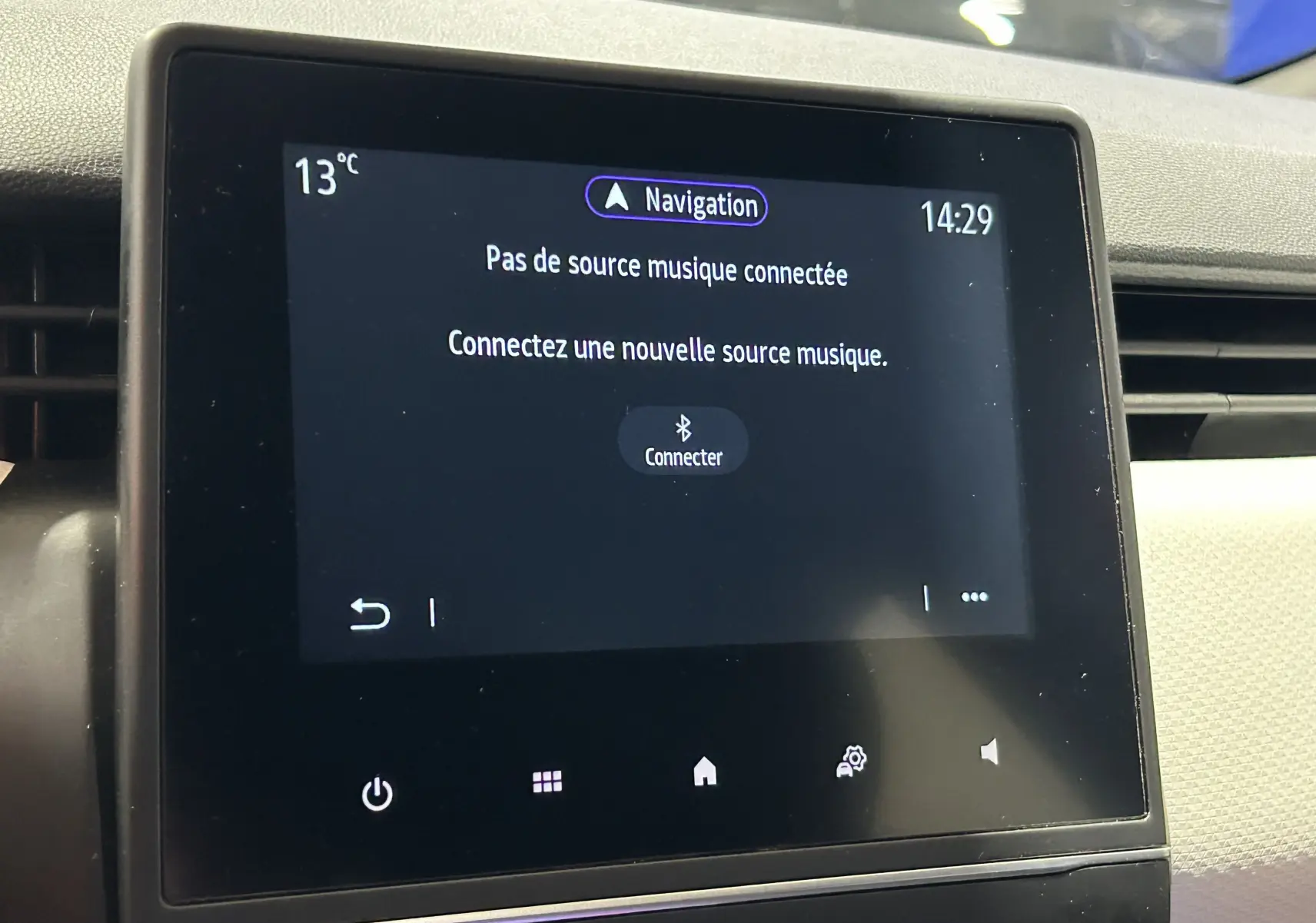 Écran tactile central de la Renault Clio V TCe 90 TECHNO 2023 affichant la connexion Bluetooth pour musique.