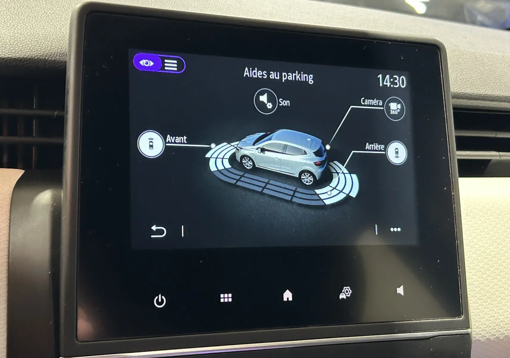 Écran tactile intérieur montrant l'aide au parking avec vue 3D d'une Renault Clio V rouge et caméra 360° activée.