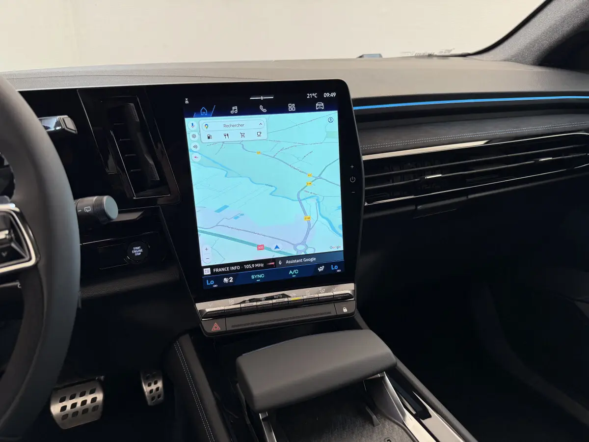Vue intérieure du tableau de bord du Renault Espace gris foncé 2025 avec grand écran tactile vertical et volant partiel visible.