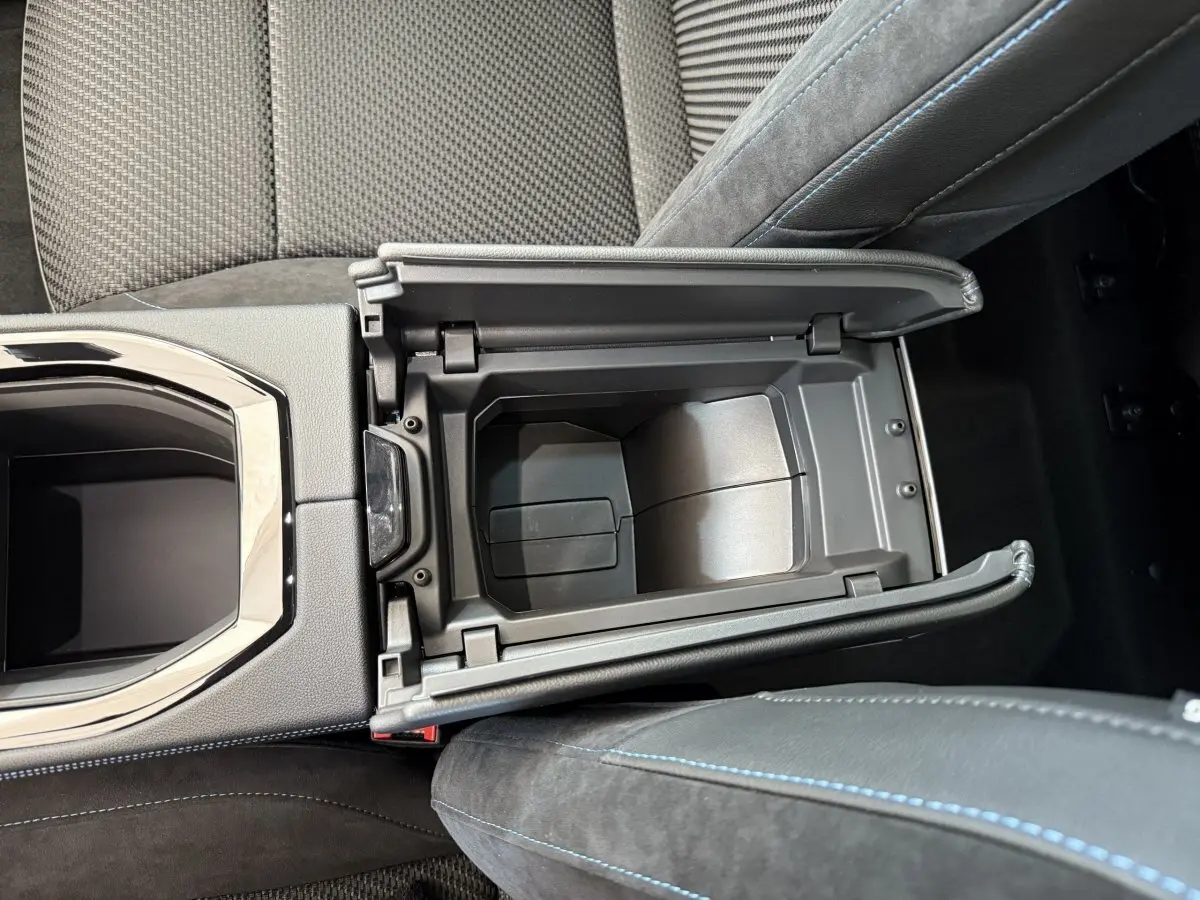 Vue plongeante sur la console centrale ouverte du Renault Espace gris foncé esprit Alpine 7 places, intérieur cuir et suède.
