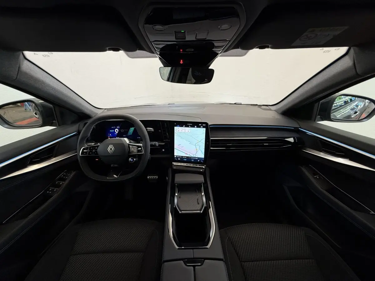Intérieur noir du Renault Espace 2025 esprit Alpine, vue frontale sur tableau de bord et écran tactile central vertical.