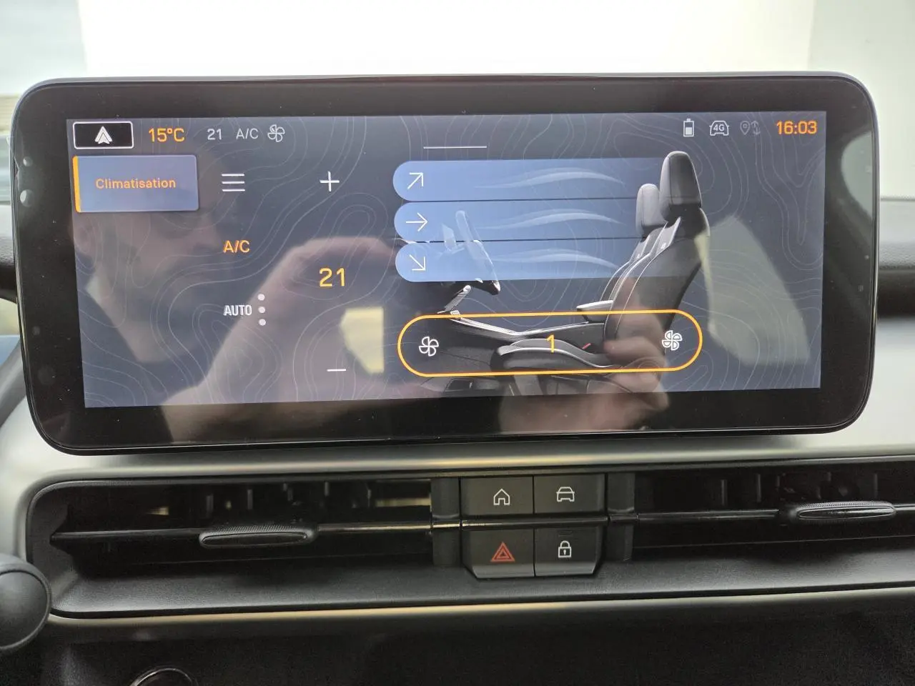 Écran tactile du système multimédia du Jeep Avenger 2025 affichant le réglage de la climatisation et la ventilation des sièges.