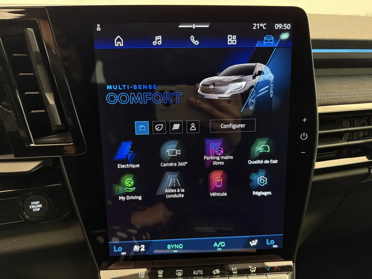 Écran tactile central du tableau de bord du Renault Espace gris foncé, affichant le mode Multi-Sense Comfort.