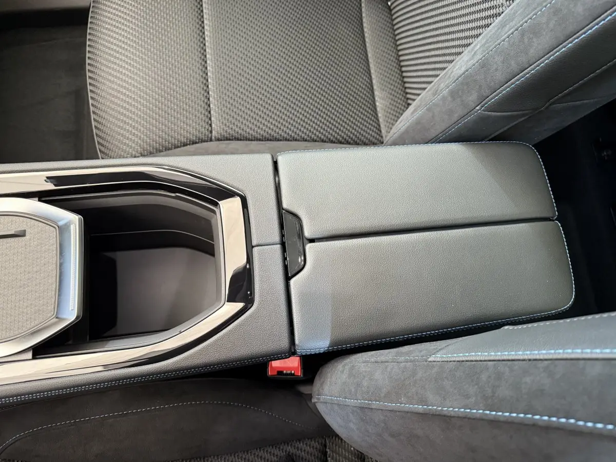 Vue rapprochée de la console centrale cuir gris foncé et surpiqûres bleues du Renault Espace Esprit Alpine 2025.