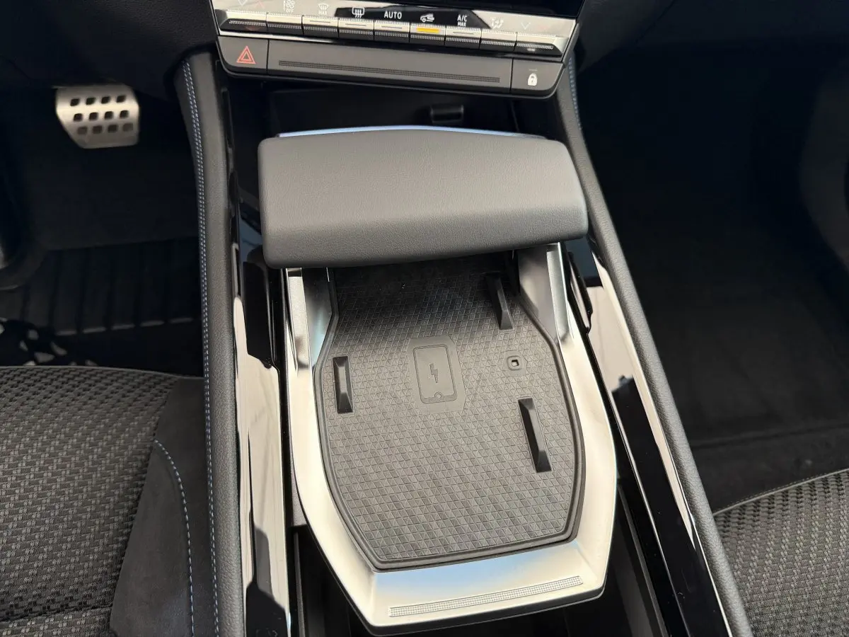 Détail de la console centrale noire avec zone de recharge sans fil du Renault Espace gris foncé esprit Alpine 2025.