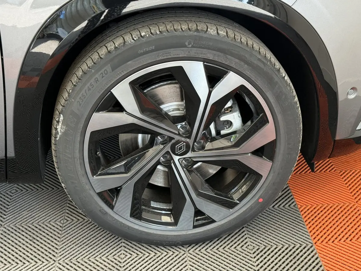 Gros plan sur la roue avant droite du Renault Espace gris foncé 2025 avec jante alliage noire et argentée design moderne.