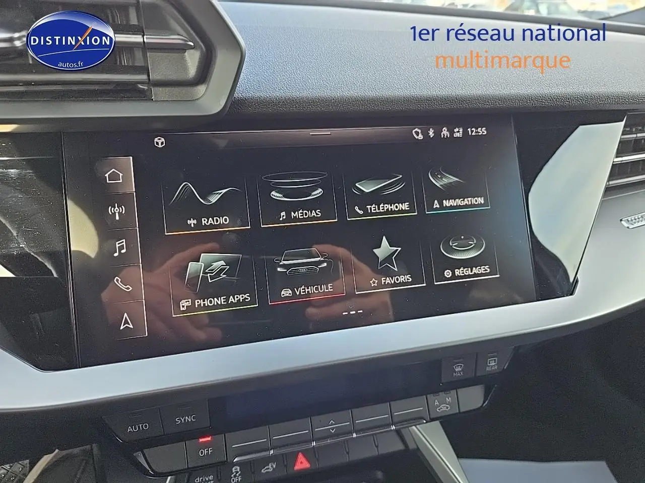 Vue rapprochée de l’écran tactile central de l’Audi A3 Sportback gris Daytona 2024 avec interface multimédia affichée.