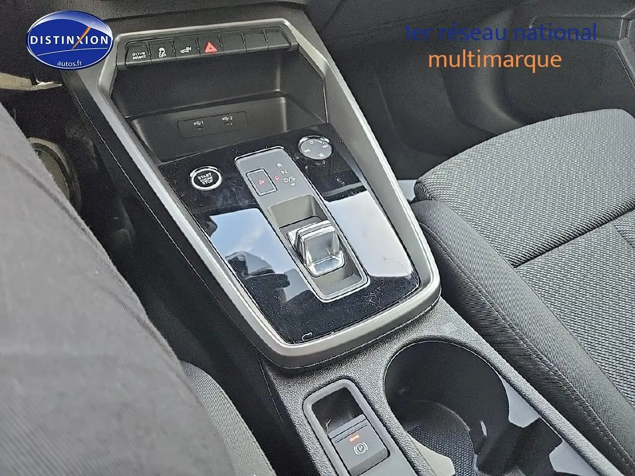 Gros plan sur la console centrale noire brillante et levier de vitesses automatique de l'Audi A3 Sportback 45 TFSI e 2024.