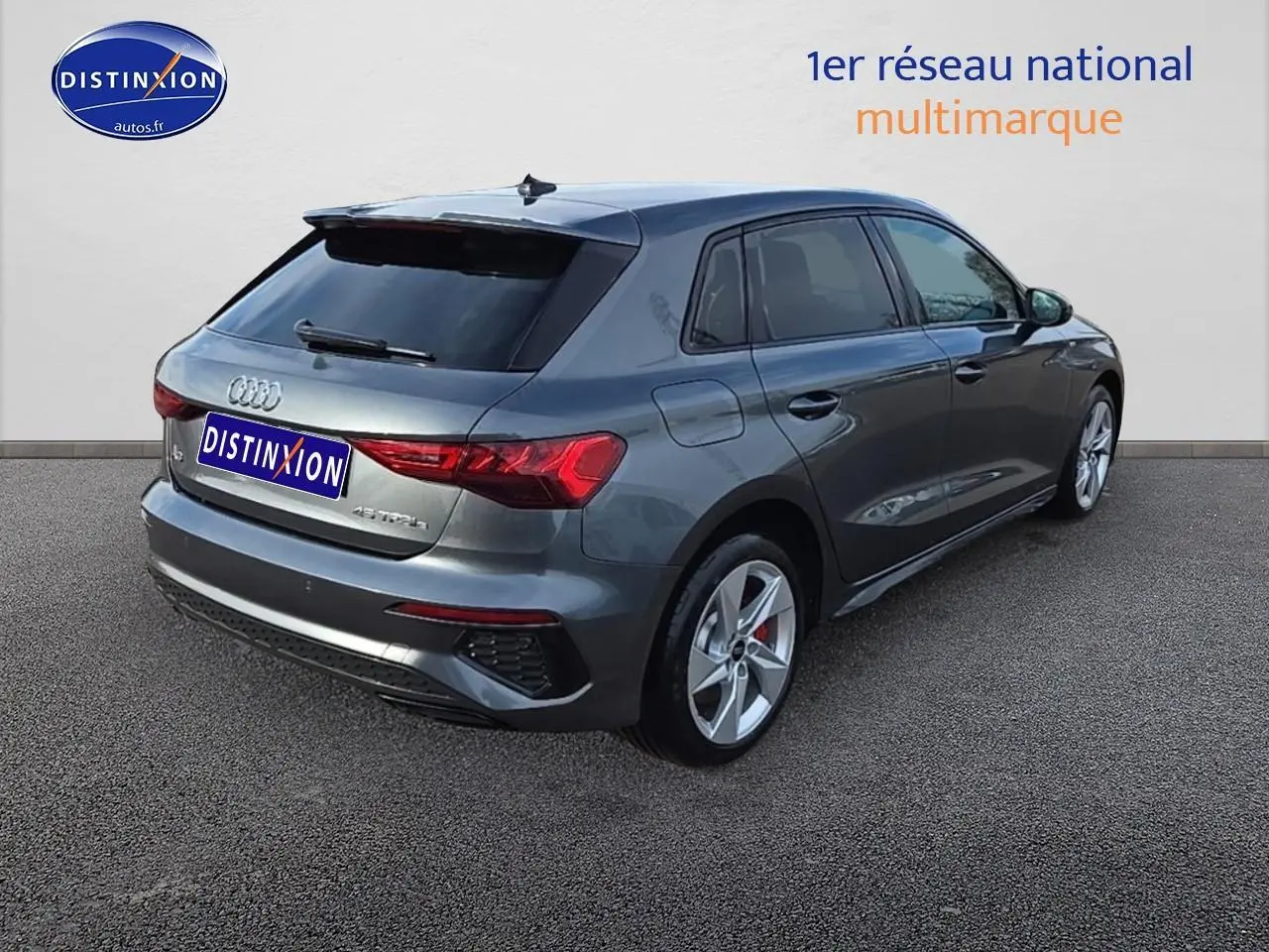 Audi A3 Sportback gris Daytona vue 3/4 arrière droit avec jantes alliage et becquet noir.