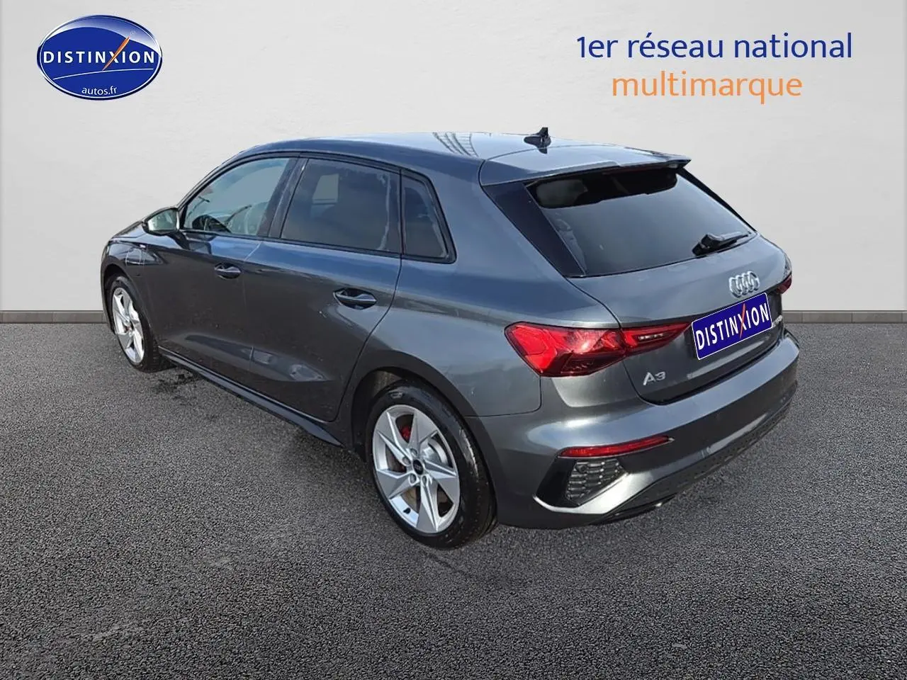 Audi A3 Sportback gris Daytona vue 3/4 arrière droit avec jantes alliage et feux LED distinctifs.