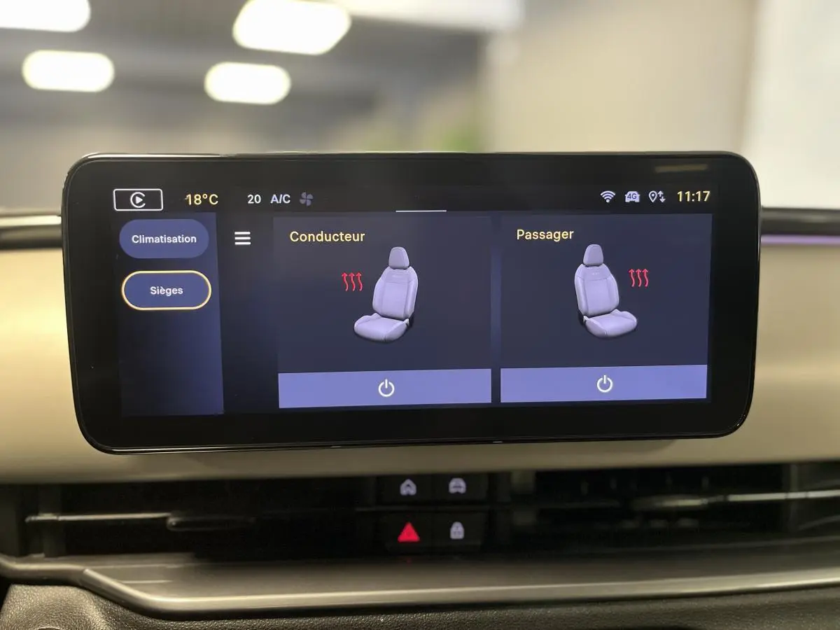 Écran tactile du système Uconnect affichant le réglage des sièges chauffants dans une FIAT 600 blanche, vue intérieure frontale.