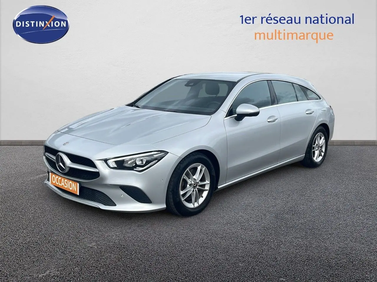 Mercedes Classe CLA Shooting Brake 180 diesel argent iridium, vue 3/4 avant côté droit sur fond neutre.