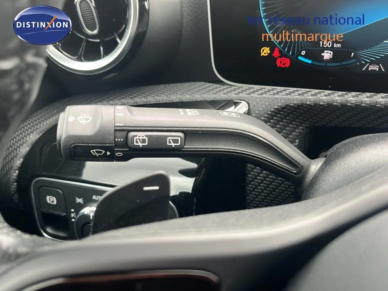 Détail de la commande d’essuie-glace côté gauche sur le tableau de bord noir d’une Mercedes CLA Shooting Brake 180 diesel.