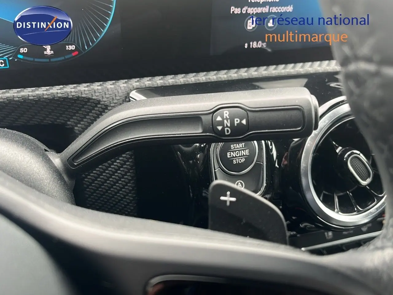 Gros plan sur la commande de boîte automatique et le bouton start/stop du tableau de bord d'une Mercedes CLA Shooting Brake 180 diesel.