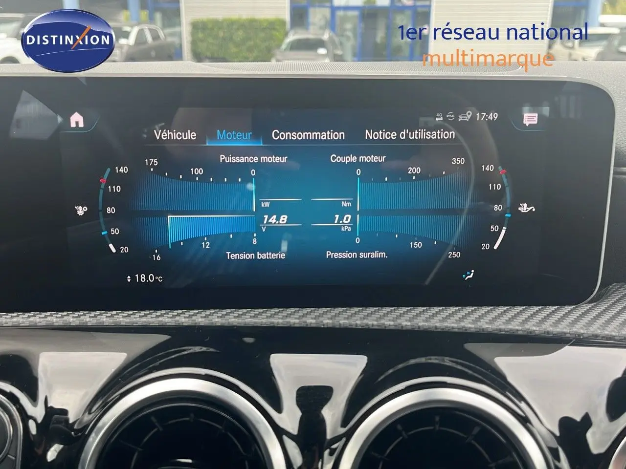 Tableau de bord numérique de la Mercedes CLA Shooting Brake 180 diesel, affichant les données moteur à 17h49.
