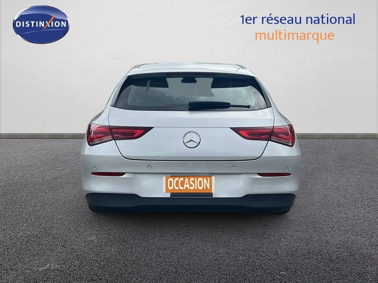 Vue arrière d'une Mercedes Classe CLA Shooting Brake 180 diesel en argent iridium métal, avec feux LED distinctifs.