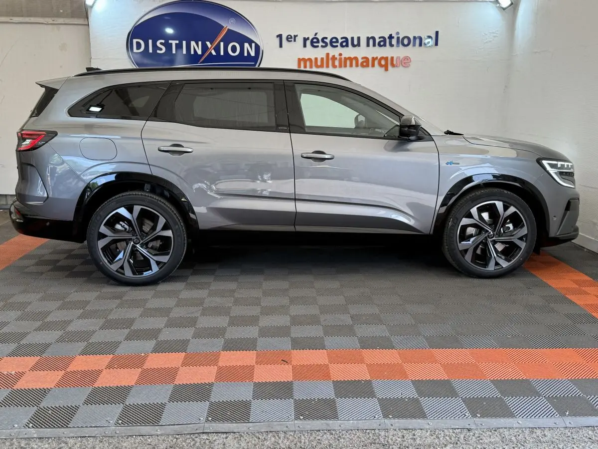 Profil côté gauche du Renault Espace esprit Alpine gris foncé 2025 avec jantes noires et toit noir en showroom.