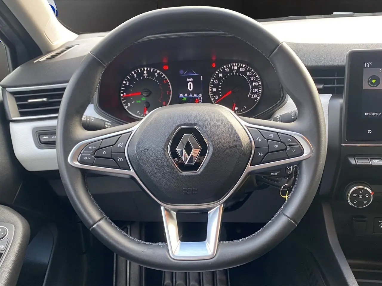 Volant Renault Clio V TCE 90 Evolution vu de face avec tableau de bord numérique et commandes intégrées.