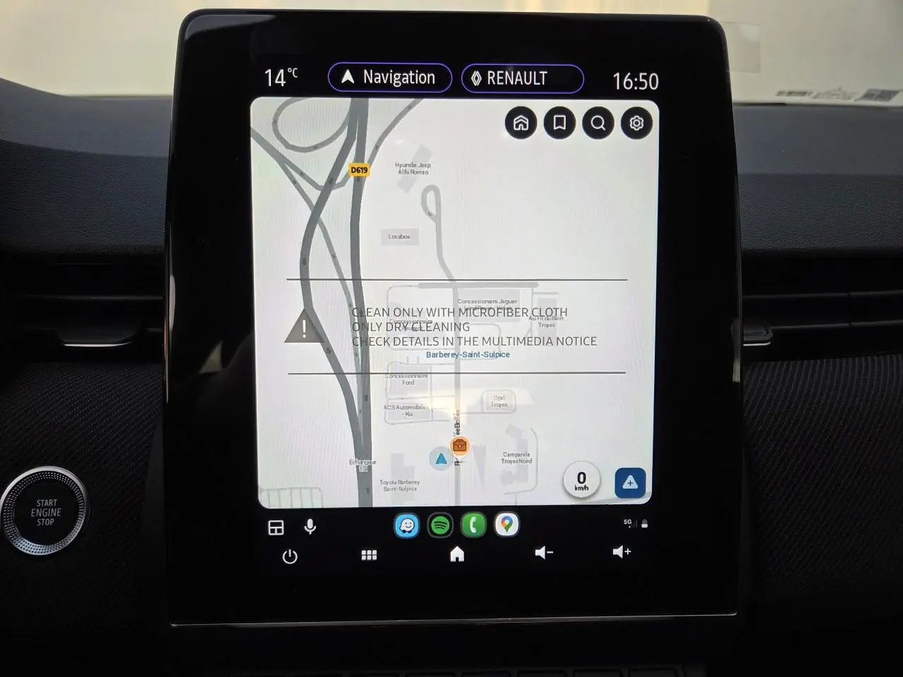 Écran tactile central de la Renault Clio V hybride 2025 affichant la navigation avec interface moderne et boutons tactiles.
