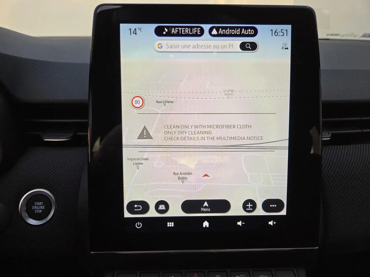 Écran tactile central du tableau de bord de la Renault Clio V hybride gris Rafale affichant la navigation et Android Auto.