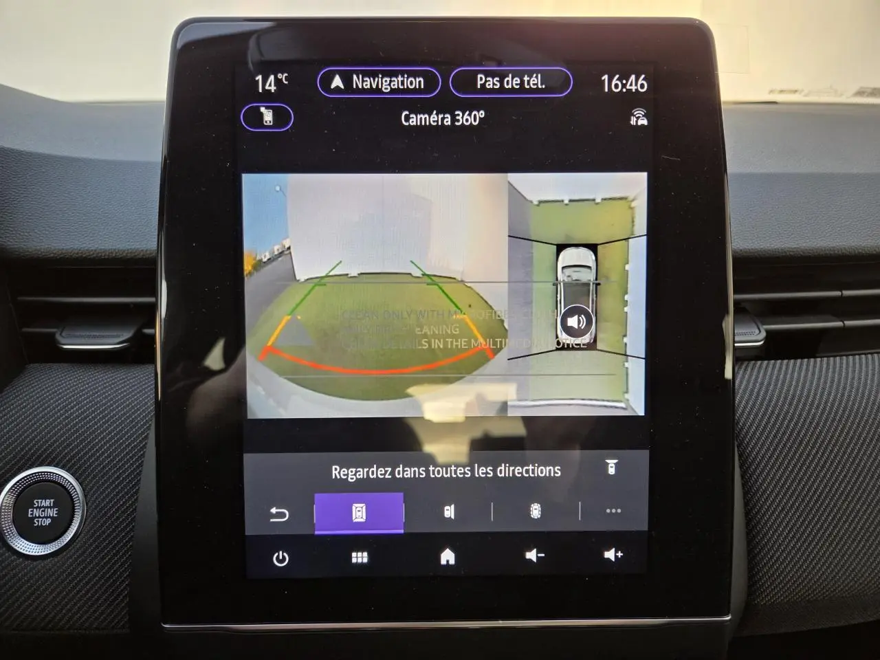 Écran tactile intérieur de Renault Clio hybride 2025 montrant la caméra 360° avec vue aérienne du véhicule gris Rafale.
