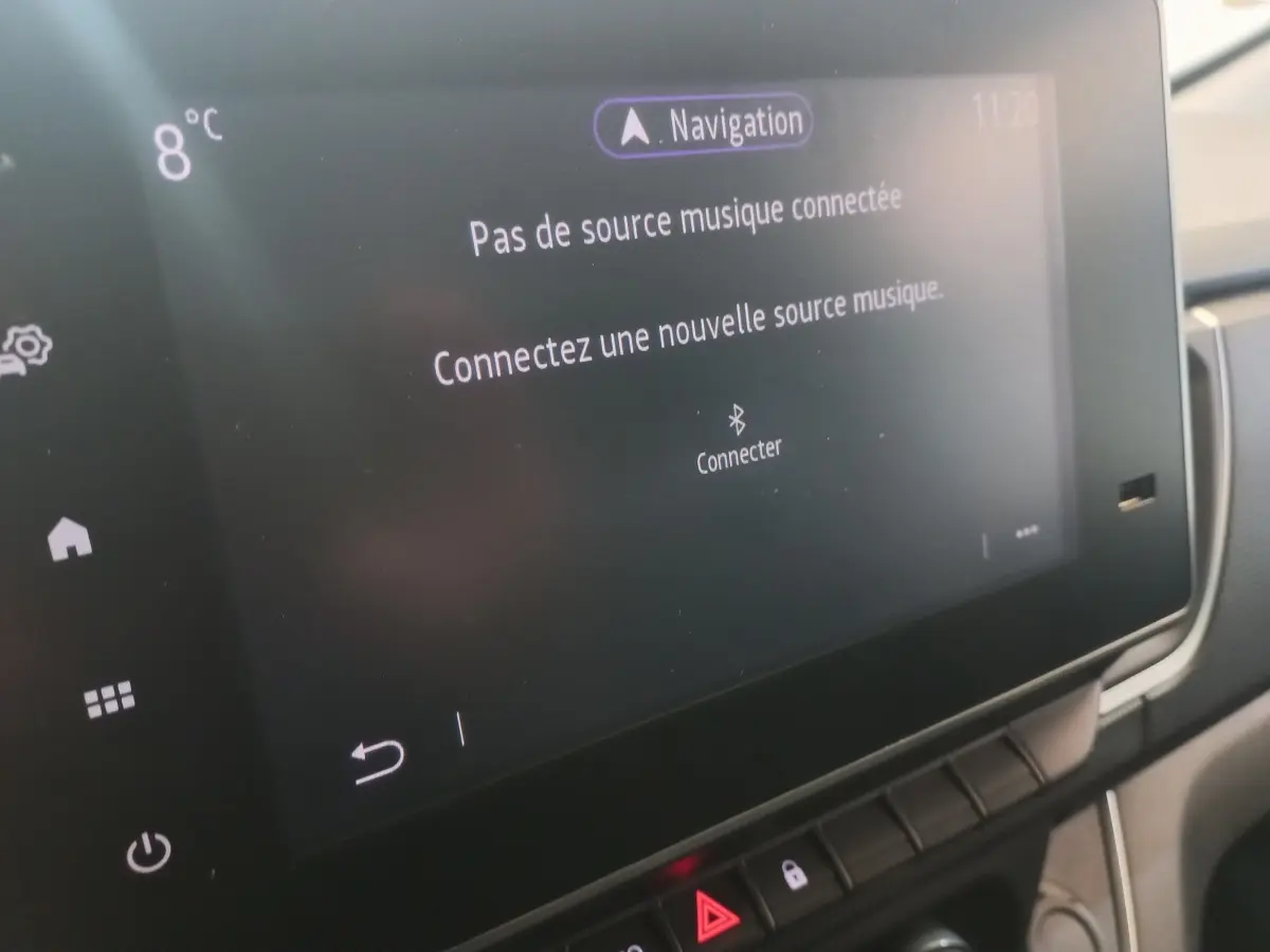 Écran tactile central du tableau de bord du Renault Trafic Fourgon 2022, affichant un message de connexion Bluetooth.