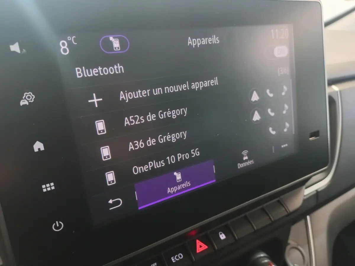 Écran tactile central du Renault Trafic Fourgon blanc, affichant le menu Bluetooth avec plusieurs appareils connectés.