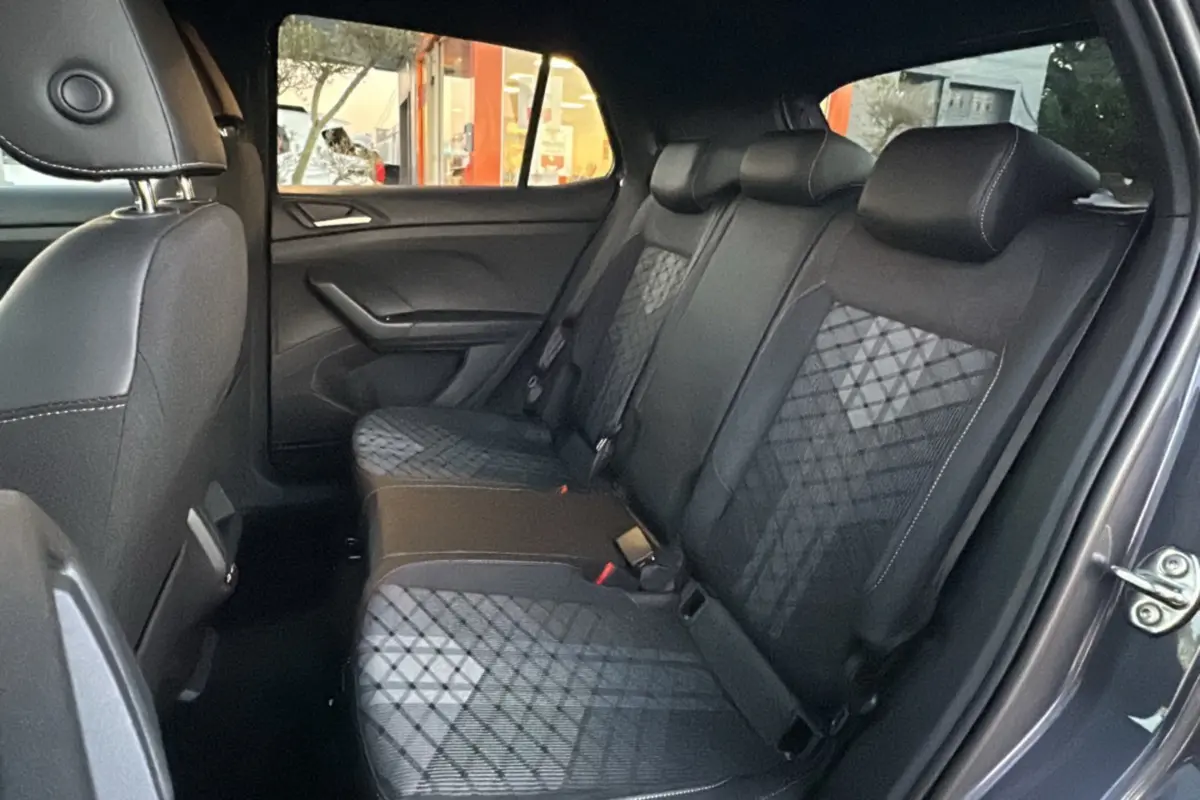Vue intérieure côté droit sur la banquette arrière du Volkswagen T-Cross gris cendré avec sellerie tissu à motifs géométriques.