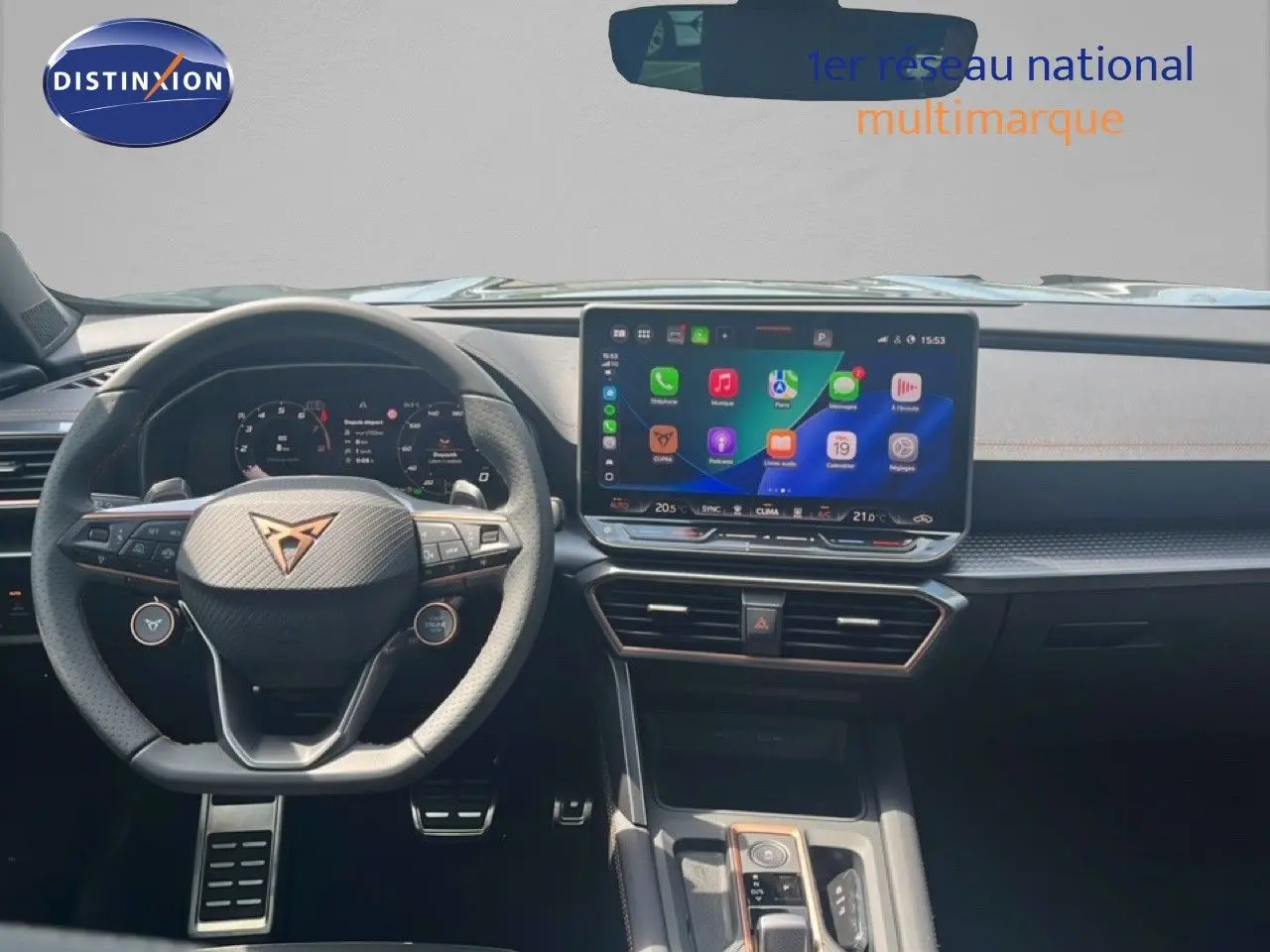 Vue intérieure frontale du tableau de bord et volant du CUPRA Formentor 1.5 eTSI avec écran tactile et finitions noires.