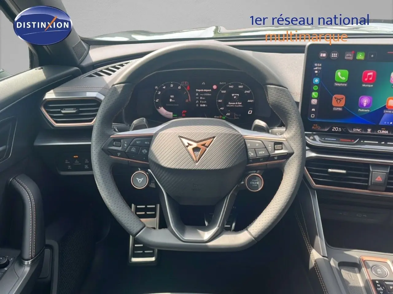 Vue intérieure centrée sur le volant CUPRA au design sportif avec tableau de bord numérique et écran tactile couleur.