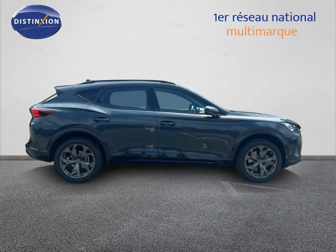 Vue de profil côté gauche d'un CUPRA Formentor 1.5 eTSI 150CH DSG7 en bleu Fjord Metal sur fond neutre.