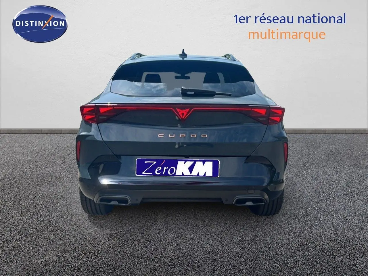 Vue arrière d'une CUPRA Formentor bleu Fjord Métal avec feux arrière reliés et double sortie d'échappement intégrée.