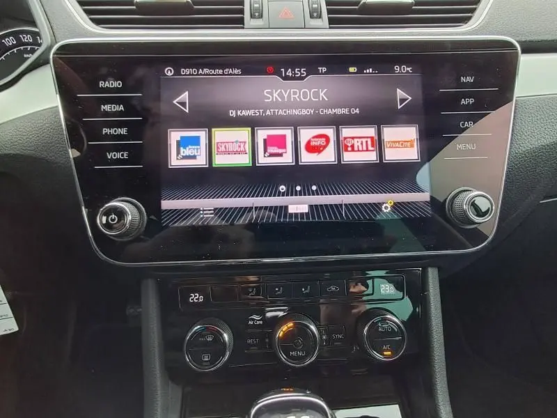 Écran tactile central du tableau de bord de la Skoda Superb Combi 2018, affichant les radios avec commandes autour.