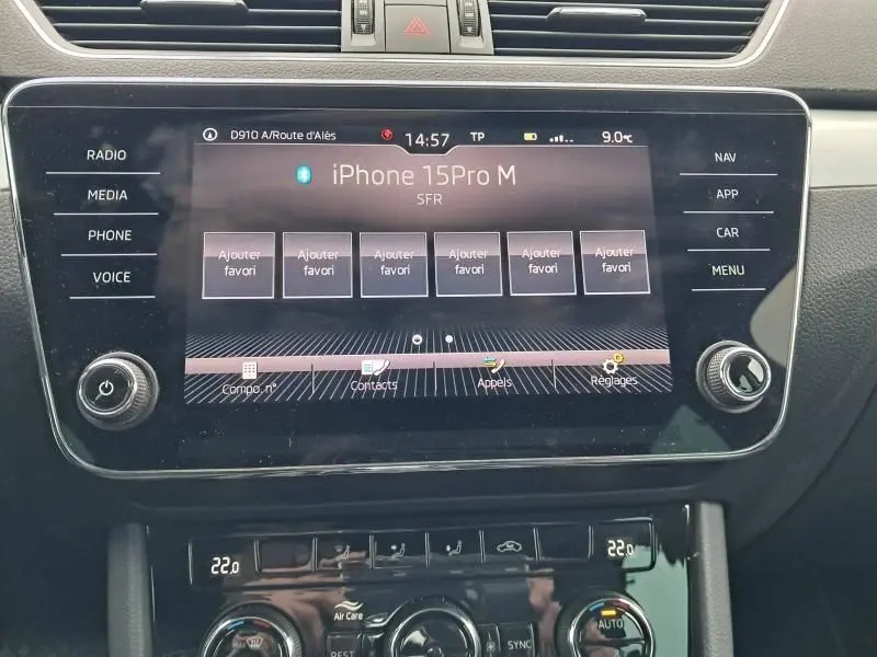 Écran tactile central de la Skoda Superb Combi bleu métal 2018, affichant la connexion Bluetooth avec un iPhone 15 Pro M.