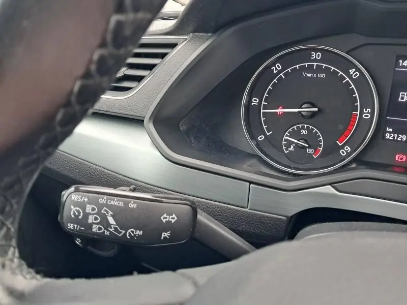 Gros plan sur le tableau de bord et le commodo gauche d'une Skoda Superb Combi bleu métal 2018, version diesel automatique.