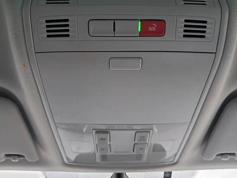 Vue en gros plan du plafonnier intérieur gris clair avec bouton SOS illuminé d'une Skoda Superb Combi 2018 bleu métal.