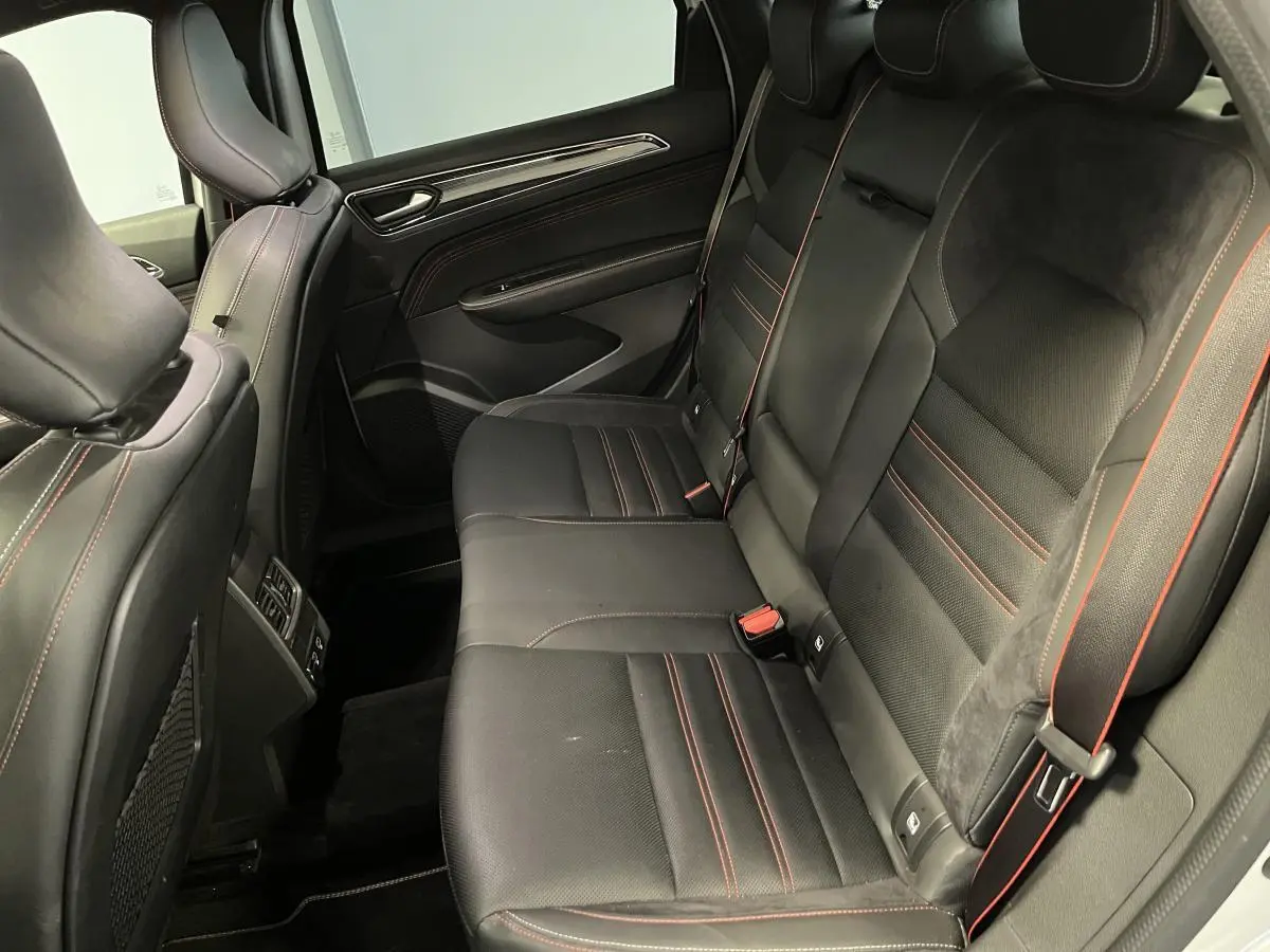 Vue côté droit de la banquette arrière noire avec surpiqûres rouges du Renault Arkana 1.6 E-Tech Hybride R.S. Line 2022