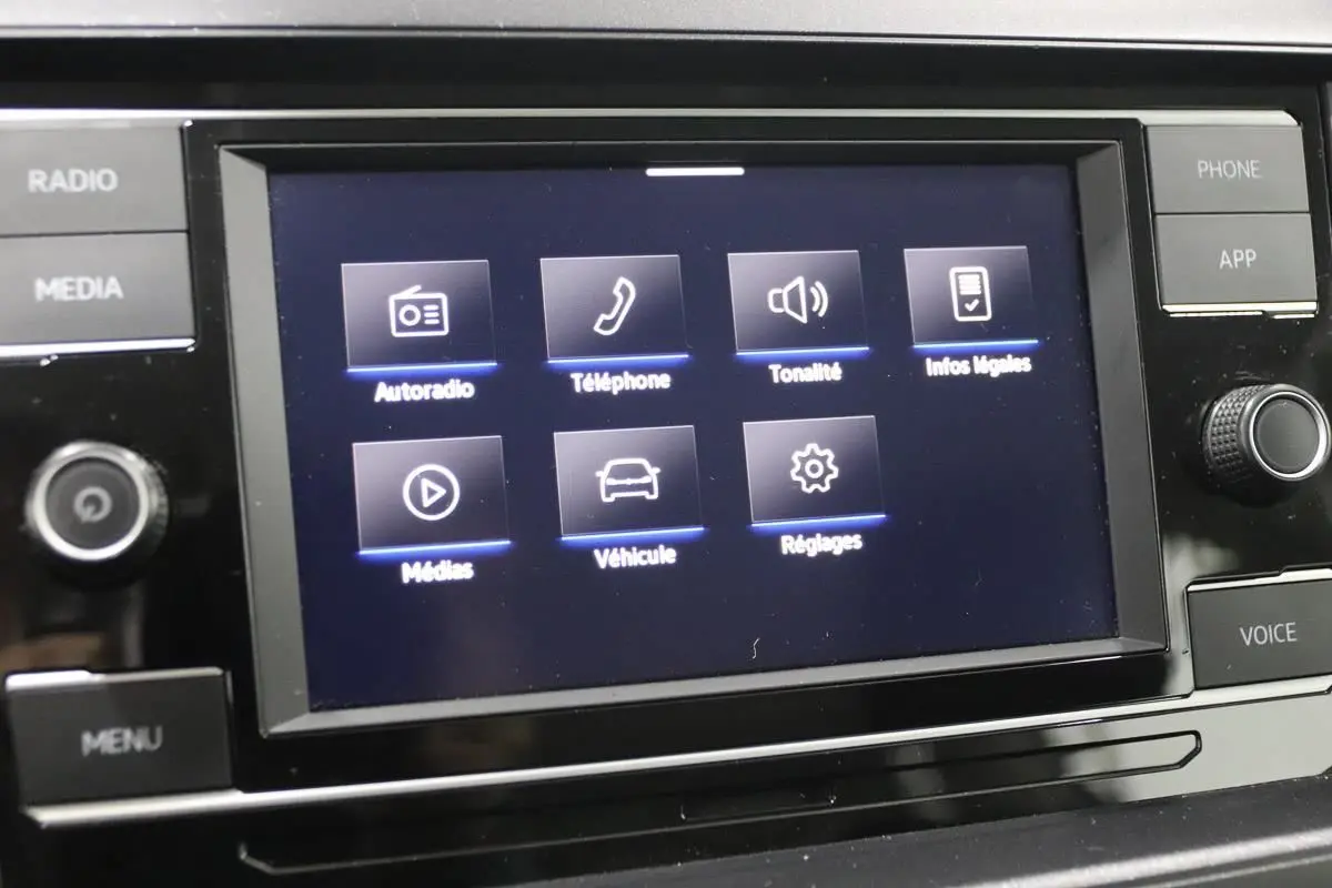 Écran tactile central de la Volkswagen Polo 2022 affichant les options autoradio, téléphone, médias et réglages.