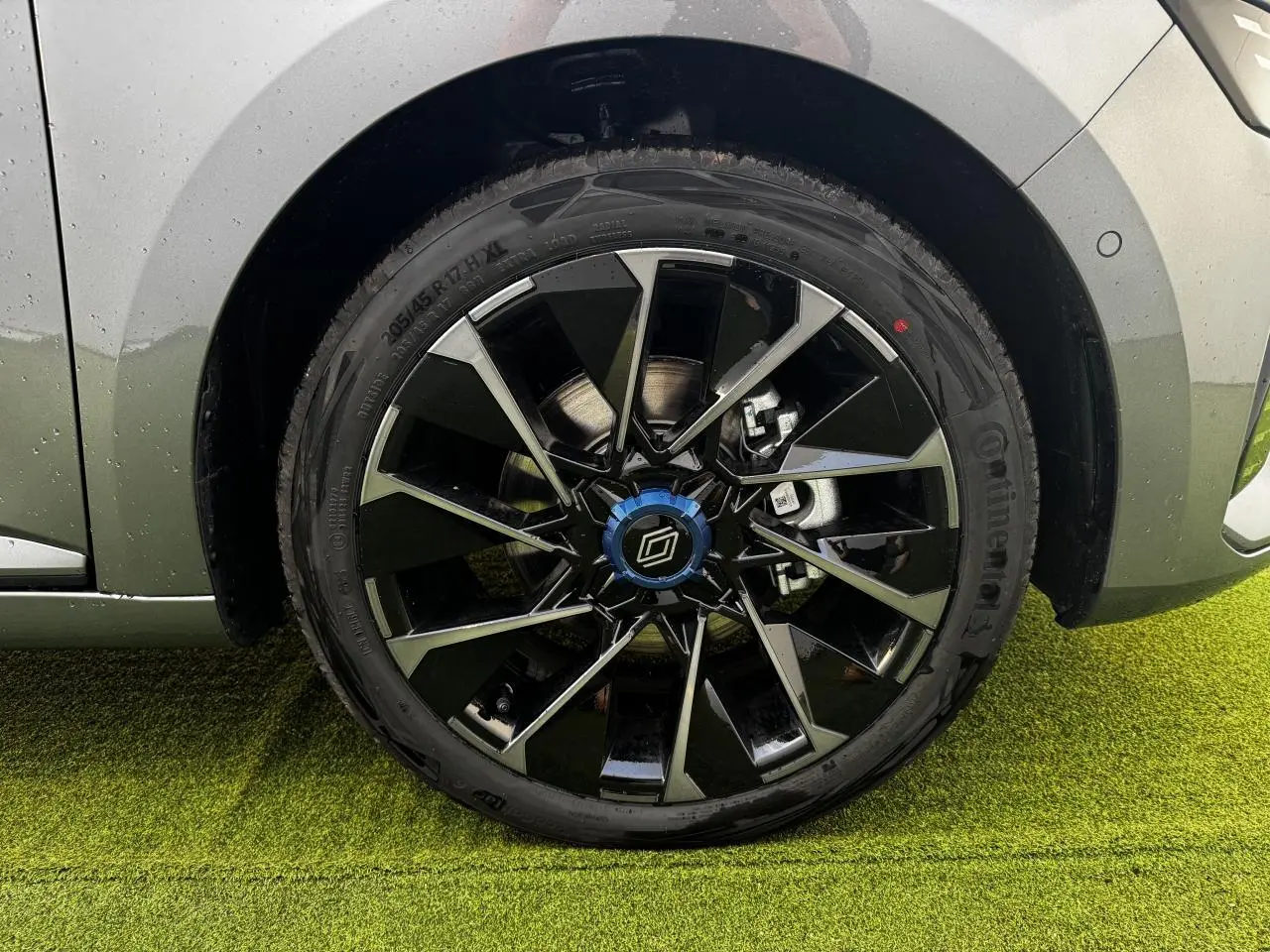 Gros plan sur la jante alliage noire et grise de la Renault Clio V gris schiste métal, côté avant droit.