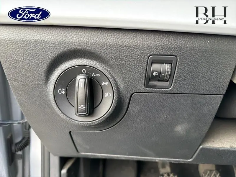 Commande des phares et réglage de l'intensité lumineuse sur tableau de bord gris d'un SEAT Arona 2022.